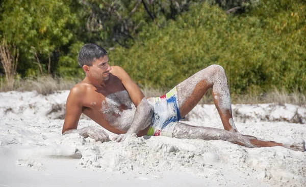 Ritratto Felice Uomo Caucasico Che Rilassa Una Bellissima Spiaggia Ricoperta — Foto Stock