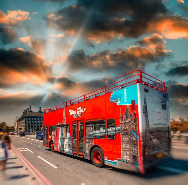 Bus Touristique Rouge Travers Londres Coucher Soleil Concept Tourisme — Photo