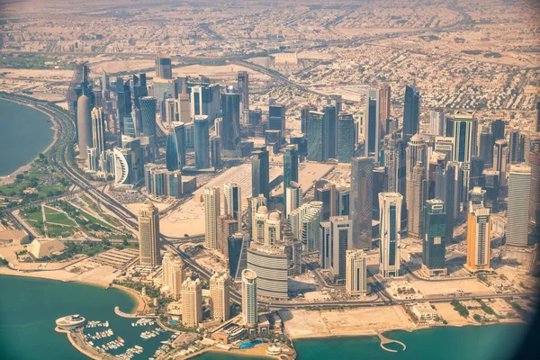 2018 공중에서 바라본 카타르 상공의 비행기에서 도시의 스카이라인 — 스톡 사진