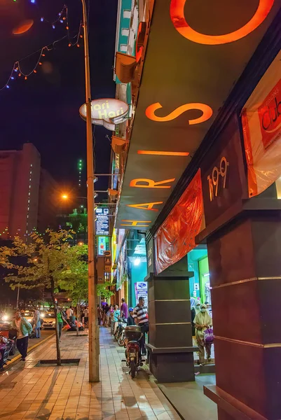 Kuala Lumpur Malezya Ağustos 2009 Geceleri Caddelerde Dükkanlar Restoranlar — Stok fotoğraf
