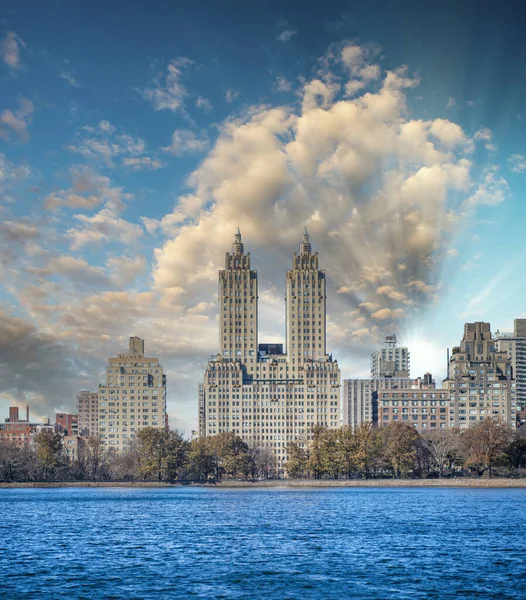 日落时的纽约市 中央公园湖的曼哈顿建筑物全景 — 图库照片
