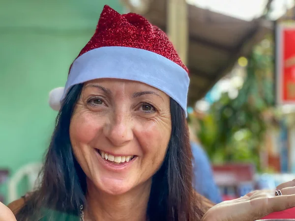 热带家庭圣诞 快乐的高加索女人穿着圣诞帽在美丽的海滩上 — 图库照片