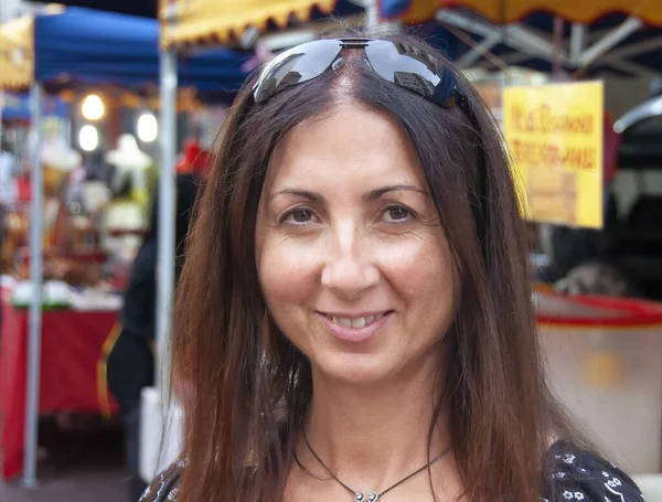 Lycklig Kvinna Besöker Gatumarknad Asien — Stockfoto