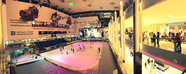 阿拉伯联合酋长国迪拜 2016年12月11日 迪拜购物中心冰上溜冰场景观 — 图库照片