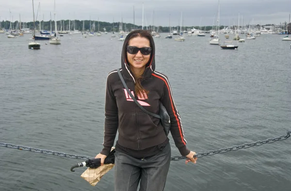 Šťastná Krásná Brunetka Kavkazská Dívka Navštěvující Mystic Port Connecticutu Usa — Stock fotografie