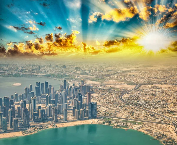 Vista Aérea Del Horizonte Doha Desde Avión Rascacielos Modernos Atardecer — Foto de Stock