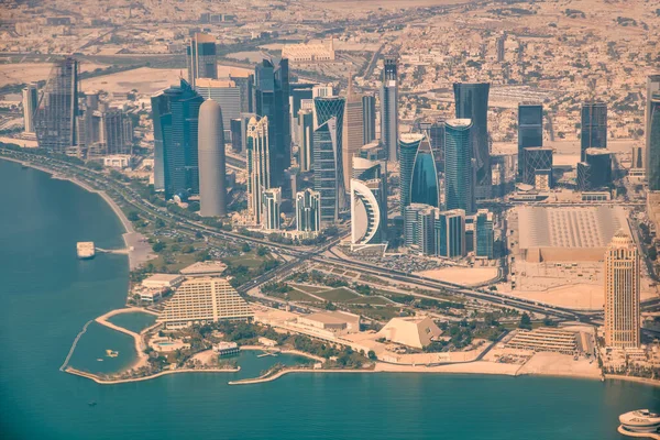 Vedere Aeriană Orizontului Doha Din Avion Corniche Clădiri Moderne Qatar — Fotografie, imagine de stoc