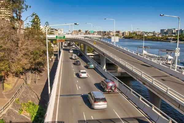 Trafic Urbain Long Rivière Brisbane Sur Une Route Principale Ville — Photo