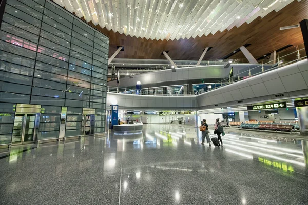 Repülőtéri Folyosó Kevés Emberrel Utazási Válság Fogalma — Stock Fotó
