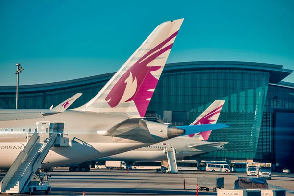 Doha Qatar Грудня 2016 Airplanes Runway Hamad International Airport — стокове фото