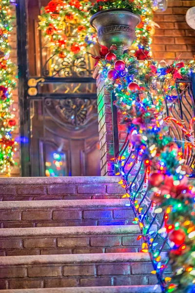 Haus Außendekoration Und Lichter Für Weihnachtsfeiertage — Stockfoto