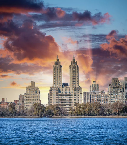 Нью Йорк Закате Вид Зданий Манхэттена Озера Центральный Парк — стоковое фото