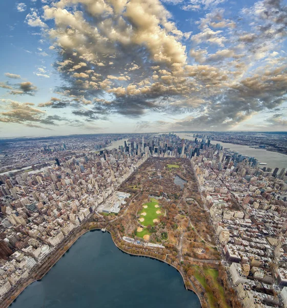 从高处俯瞰纽约市日落时的中央公园和曼哈顿全景 — 图库照片
