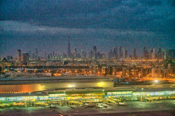 Dubai Luchthaven Nachts Met Skyline Achtergrond — Stockfoto