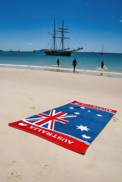 Australische Vlag Handdoek Een Prachtig Tropisch Strand — Stockfoto