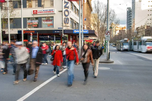Melbourne Australien August 2009 Turister Lokale Langs Overfyldte Byens Gader - Stock-foto