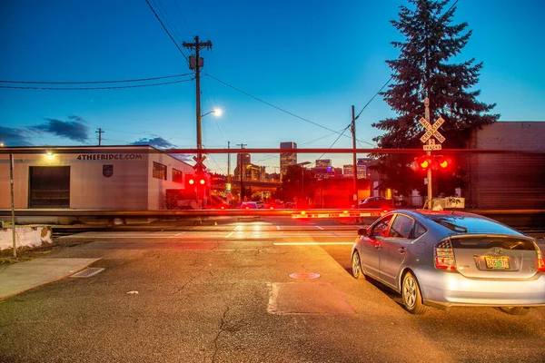 Portland Agosto 2017 Cruce Ferroviario Con Luces Intermitentes Por Noche — Foto de Stock