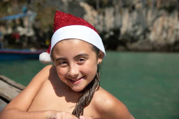 Família Natal Tropical Jovem Feliz Usando Chapéu Natal Uma Bela — Fotografia de Stock