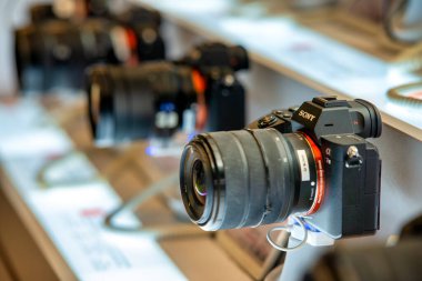 New York City, New York - 5 Aralık 2018: Sony kameraları bir mağazada sergileniyor.