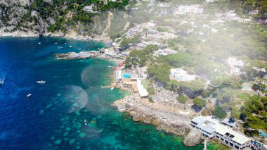 Marina Piccola, Capri 'de güzel bir sahil şeridi. İHA 'dan hava görüntüsü