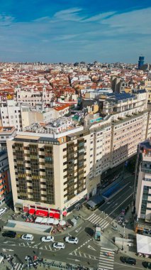 Madrid, İspanya - 29 Ekim 2022: Şehir merkezinin havadan görünüşü. Güneşli bir günde binalar ve ana simgeler.