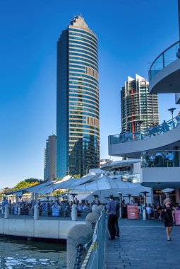 Brisbane, Avustralya - 14 Ağustos 2009: Turistler ve yerliler şehir merkezinde güzel bir günün tadını çıkarıyorlar.