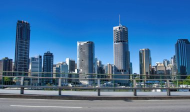 Brisbane şehri, güneşli bir günde Brisbane Nehri üzerindeki Brisbane Köprüsü 'nden ufuk çizgisi, Avustralya.