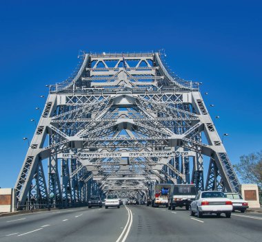 Brisbane, Queensland, Avustralya 'daki Story Bridge' de araba trafiği.