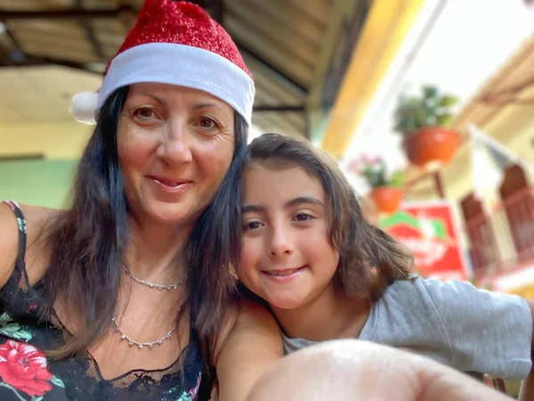Navidad Tropical Familiar Chica Joven Junto Con Madre Con Sombrero — Foto de Stock