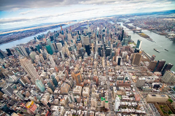 미드타운 맨해튼의 비행기 스카이라인 시즌에 헬리콥터 — 스톡 사진