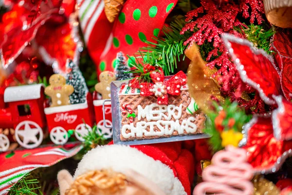 Rode Kerstballen Boom Verse Sparren Takken Ornamenten — Stockfoto