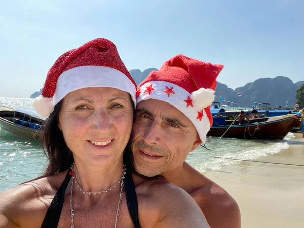 Family Tropical Christmas Caucasian Couple Wearing Christmas Hats Beautiful Beach — Stock Photo, Image