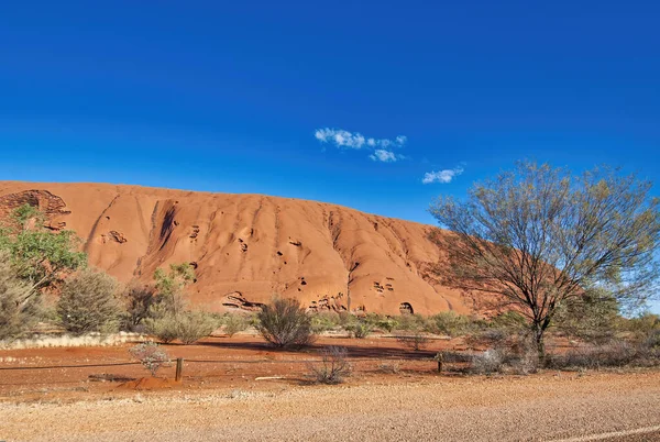 オーストラリアのアウトバック環境 山と青空 — ストック写真