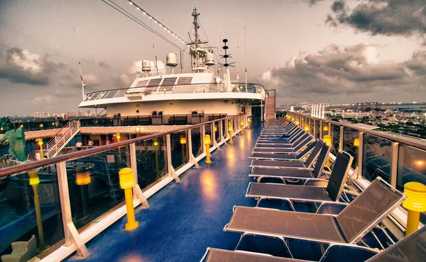 Aussendetail Eines Kreuzfahrtschiffes Bei Sonnenuntergang Karibik — Stockfoto