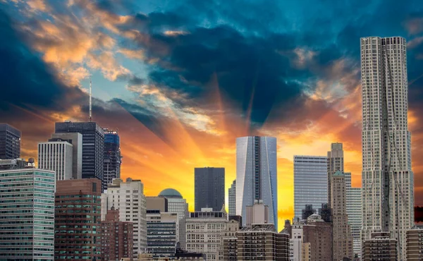 夕阳纽约城的摩天大楼 以上美国 — 图库照片