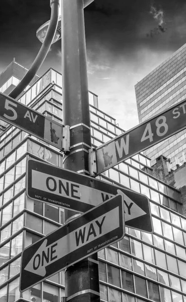 Straat Tekenen Met Vermelding Wegen Kruispunt Manhattan New York City — Stockfoto
