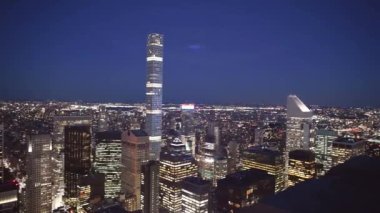 Manhattan şehir merkezinin gökdelenleri, gece lambaları, hava manzarası.