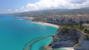 Bir Tropea, Calabria, İtalya, yaz sezonunun güzel sahil şeridi havadan görünümü.