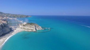 Bir Tropea panoramik hava atış. Yaz, Calabria Sahili.