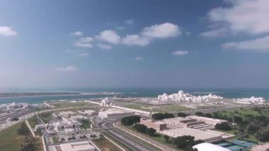 Abu Dabi şehir merkezindeki gökdelenler ve Emirlikler Sarayı 'nın hava manzarası güneşli bir günde panoramik hava manzarası..