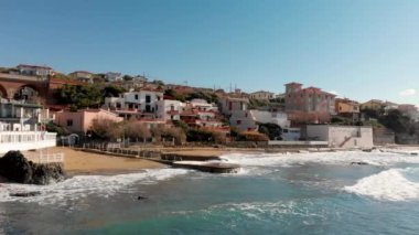 Castiglioncello 'nun panoramik görüntüsü İHA' dan görüldüğü gibi, İtalya.