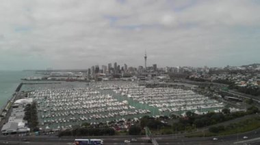 Bir bulutlu gün, manzarası ve bağlantı noktası, Yeni Zelanda Auckland havadan görünümü.