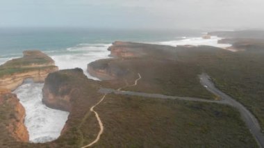 Port Campbell Ulusal Parkı 'ndaki Ard Gorge Gölü, Victoria, Avustralya. Okyanusun üzerindeki kayaların güzel panoramik hava manzarası.