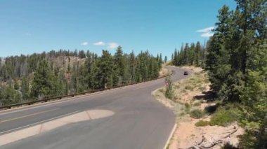 Bryce Canyon Ulusal Parkı 'ndan geçen yol, hava manzaralı..