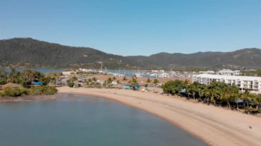 Airlie Sahili hava manzarası, Queensland, Avustralya.