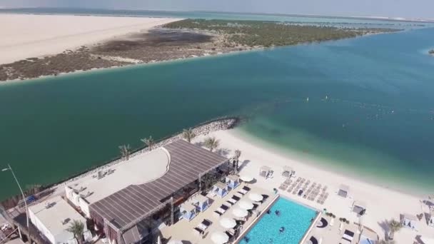 Vista Aérea Isla Yas Playa Horizonte Día Soleado Emiratos Árabes — Vídeo de stock