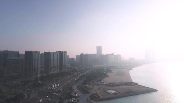 Abu Dhabis Skyline Aus Der Luft Strand Promenade Und Hauptstraße — Stockvideo