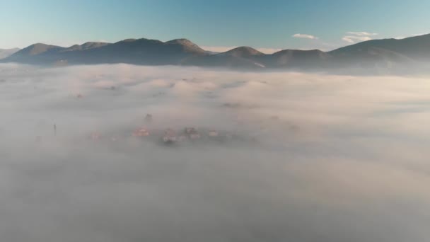 Панорамный Вид Воздуха Город Горы Окружении Тумана — стоковое видео
