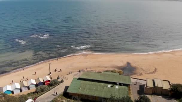 Brighton Beachs Beach Boxes Воздушный Панорамный Вид Зимой — стоковое видео