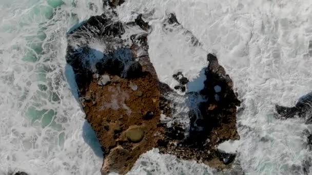 Mächtige Wellen Gegen Meeresfelsen Luftaufnahme Zeitlupe Einem Stürmischen Und Sonnigen — Stockvideo